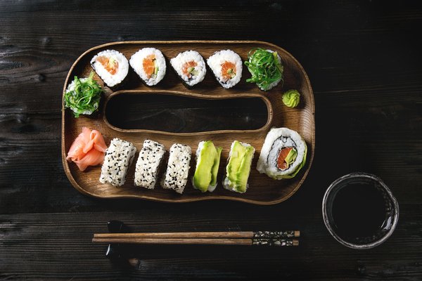 Comment préparer des sushis maki au saumon et avocat avec du riz parfaitement assaisonné ?